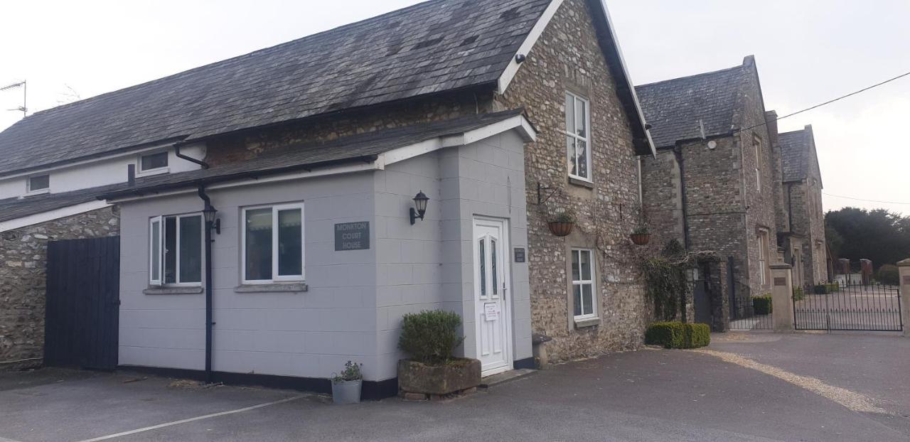 Monkton Court House Bed & Breakfast 3*